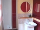 Schickes Waschbecken und Dusche in der Speisekammer.