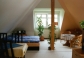 Gaubenzimmer mit Gartenblick