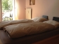 Doppelbett und Blick Richtung Balkon